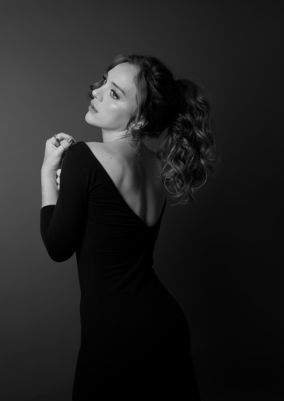 Ensaio editorial em preto e branco — vestido preto