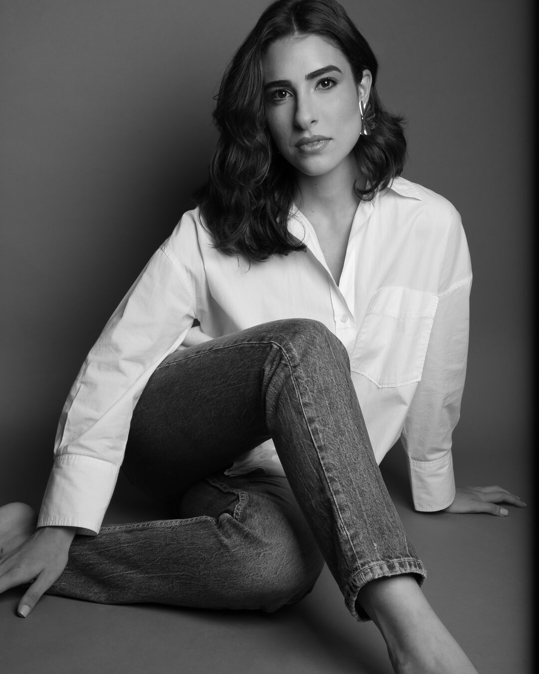 Ensaio camisa branca, pose sentada